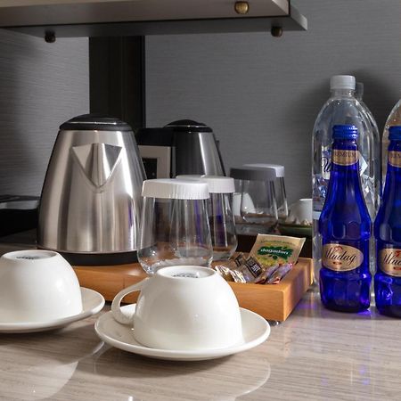 Bentley Hotel Old City-Special Class اسطنبول المظهر الخارجي الصورة Bottled water in a hotel room