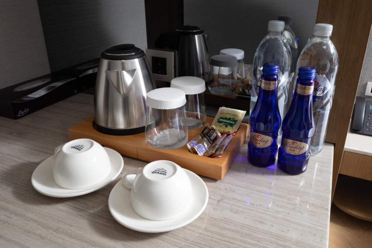 Bentley Hotel Old City-Special Class اسطنبول المظهر الخارجي الصورة Bottled water in a hotel room