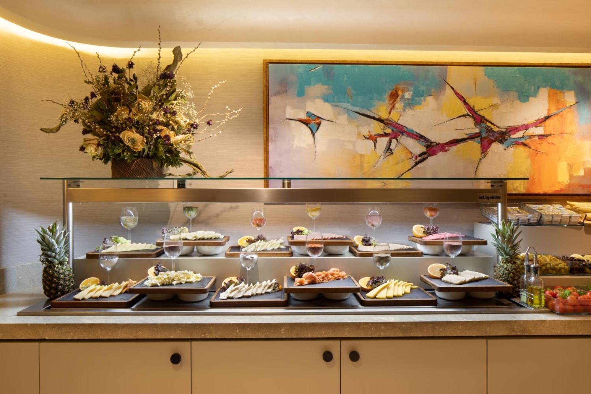 Bentley Hotel Old City-Special Class اسطنبول المظهر الخارجي الصورة A buffet at a hotel
